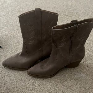 Women’s cowboy boots